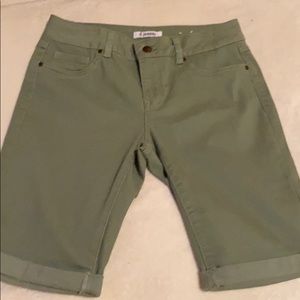D. Jeans junior Bermuda shorts